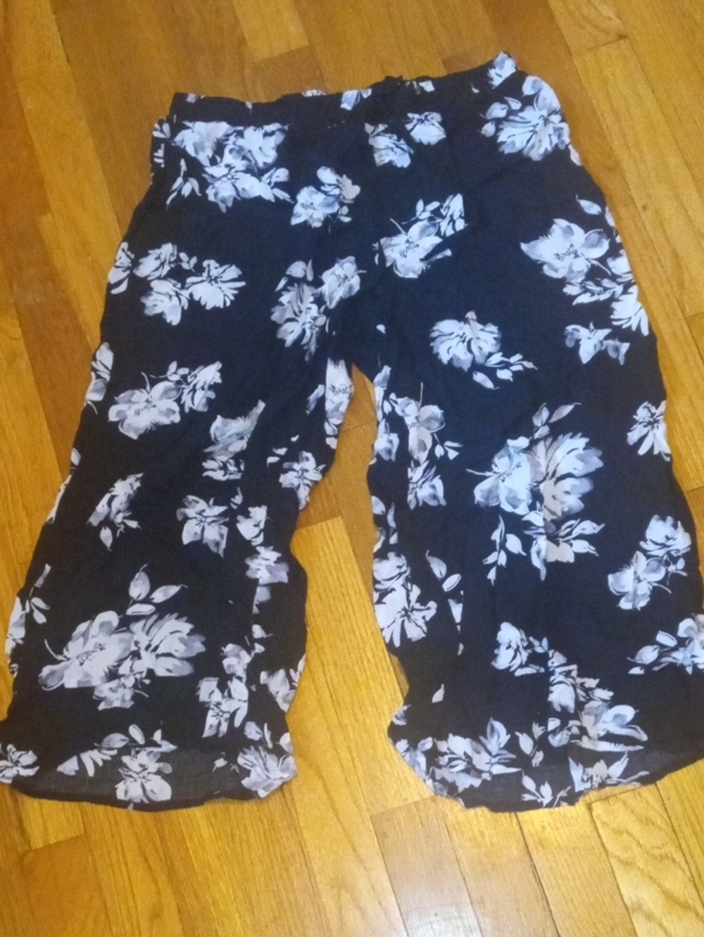 women small black white capri gaucho pants Vera Wang